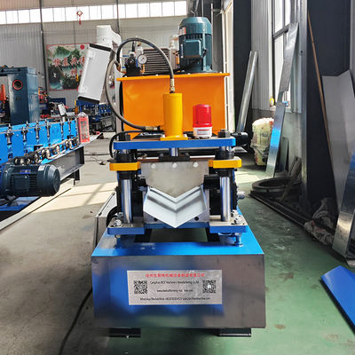 기계를 형성하는 윤이 난 타일 리지 캡 롤을 사용한 금속 능선 루핑